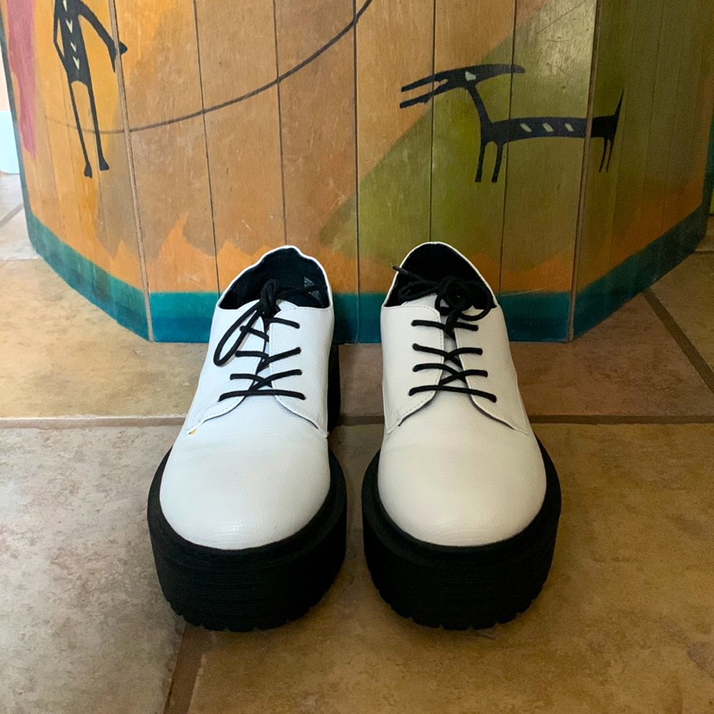 Madden Girl Minty platform oxford white faux/vegan crocodile texture NWOB size 9